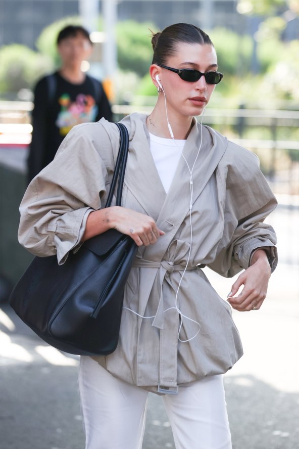Hailey Bieber Sydney jakna