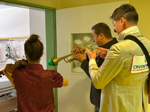 Glazbenici i klaun CRVENIH NOSOVA u Klinici za tumore u Zagrebu (3).jpg