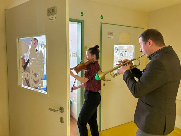 Glazbenici i klaun CRVENIH NOSOVA u Klinici za tumore u Zagrebu (2).jpg