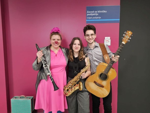 Glazbenici i klaunesa CRVENIH NOSOVA u KBC-u Rijeka (2).jpg