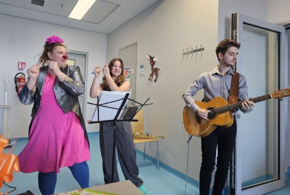 Glazbenici i klaunesa CRVENIH NOSOVA u KBC-u Rijeka (1).jpg