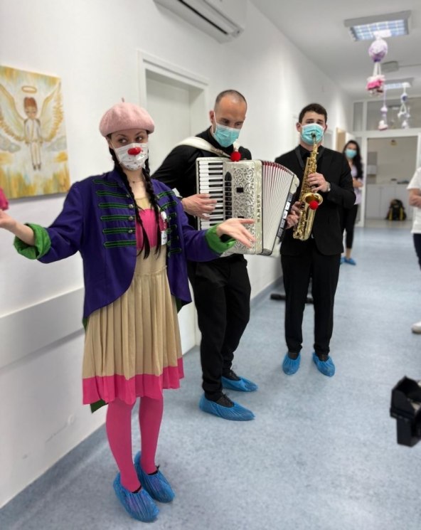 Glazbenici i klaunesa CRVENIH NOSOVA u KBC-u Split.jpg