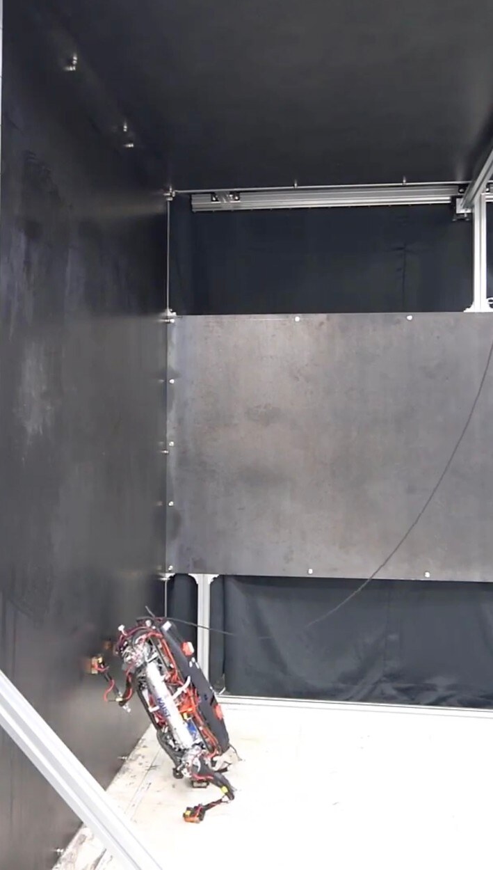 Robot hoda po stropu (1).jpg