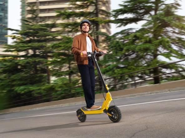 Xiaomi-Electric-Scooter-6-Ultra_Riding-scene2.jpg