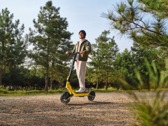 Xiaomi-Electric-Scooter-6-Ultra_Riding-scene1.jpg