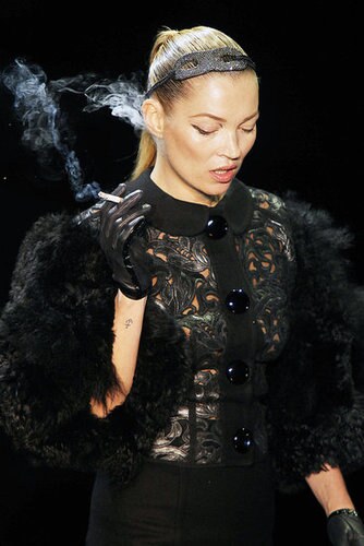 Kate Moss s cigaretom za Vuitton