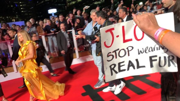 Prosvjednici napali Jennifer Lopez na crvenom tepihu