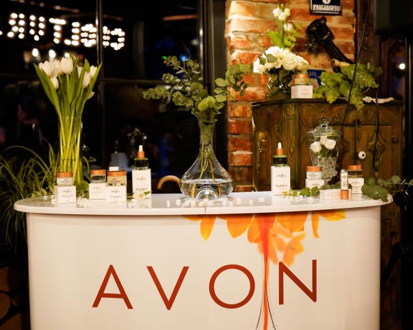 Avon predstavlja Distillery,  'game-changera' u njezi kože