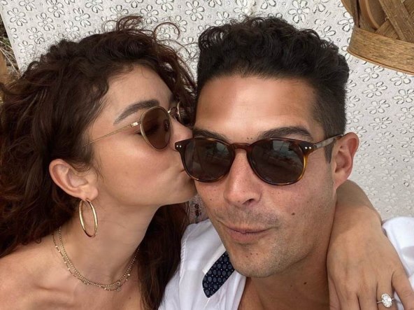Sarah Hyland i Wells Adams upoznali su se preko interneta.