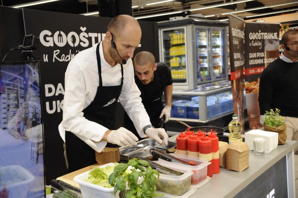 GOOŠTIRANJE U RADNIČKOJ Pivo i roštilj se vole