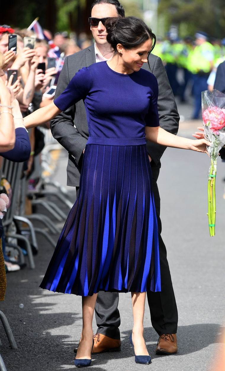 Meghan Markle nosila je prozirnu plisiranu suknju.jpg