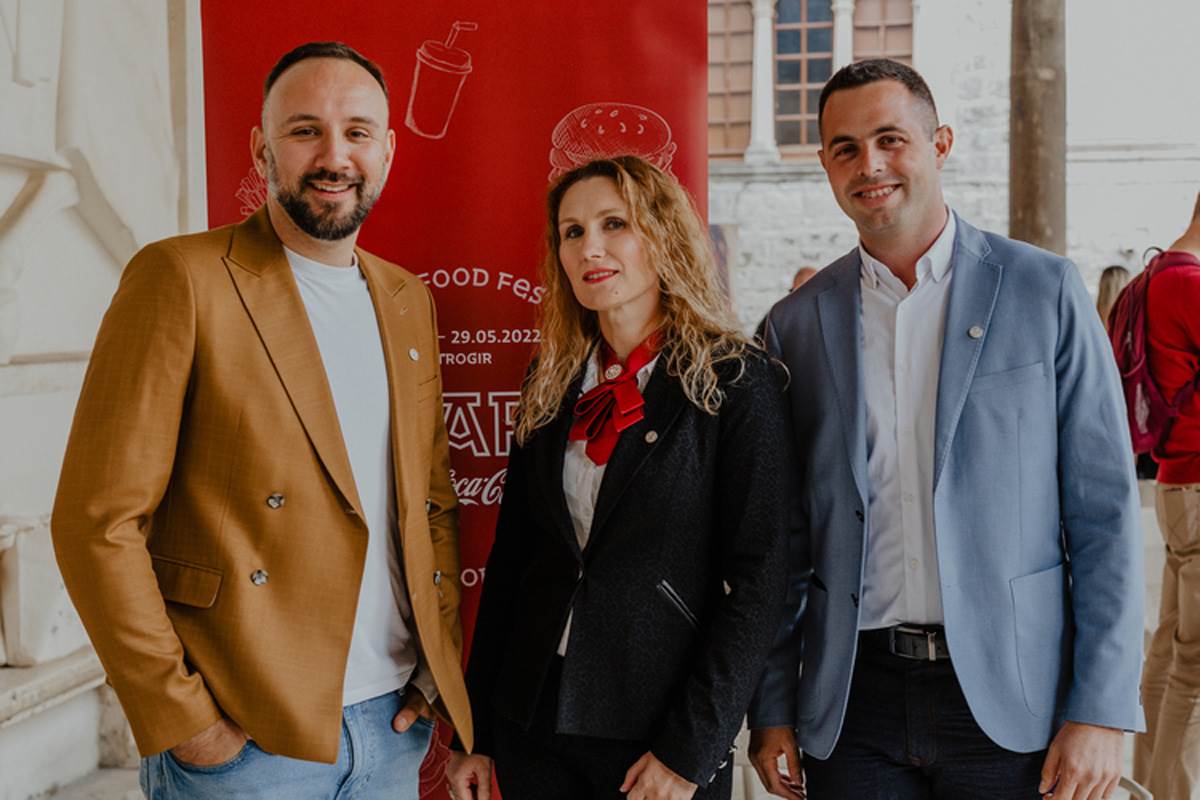 Organizatori Anamaria Ivići Antonio Franić s direktorom TZ Marinom Pivetom.jpg