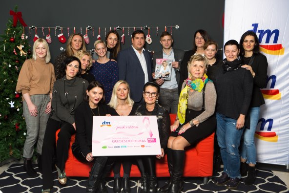 Uručen donacijski ček povodom akcije Pink ribbon dm-a i Storyja