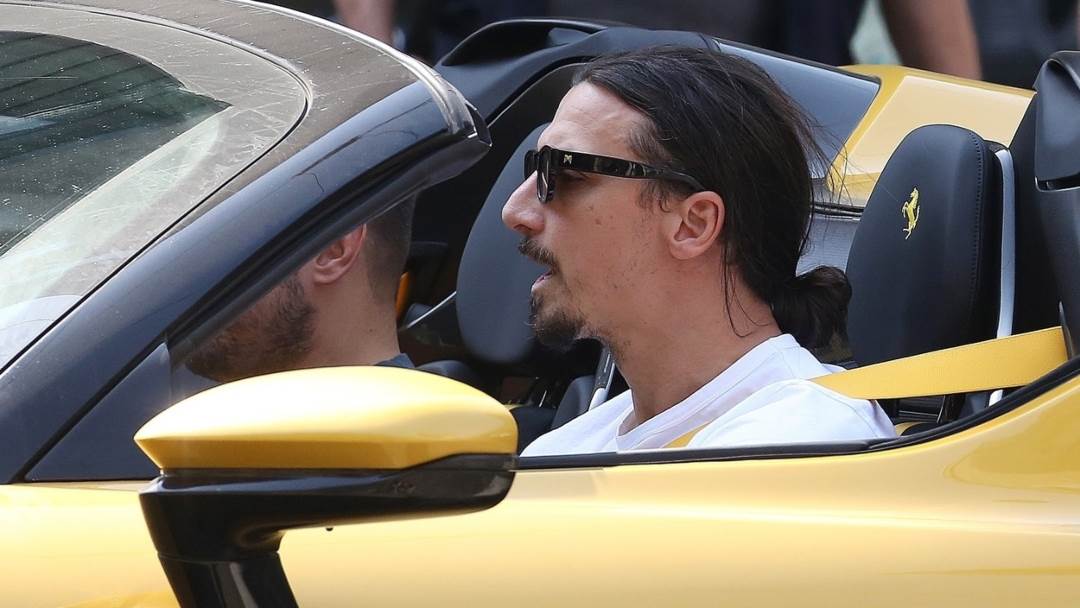 Zlatan Ibrahimović u zlatnom Ferrariju.jpg
