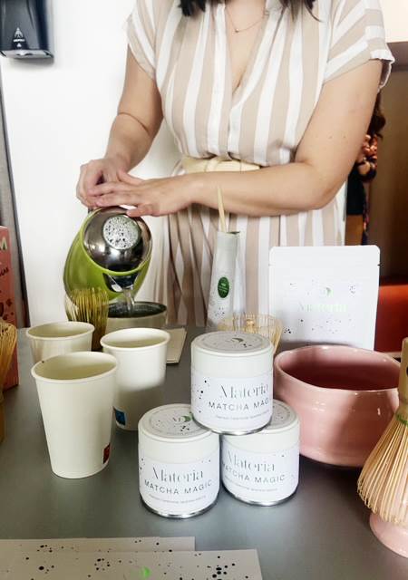 Ritual spravljanja matcha latte napitka brenda Materia.jpg