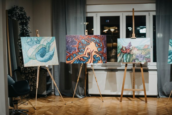 Izložba 'U potrazi za čudesnim' u Frida Hair Salonu
