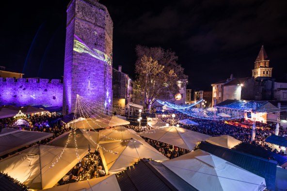 Najmanje 12.000 ljudi na premijernoj fešti, adventski trgovi puni