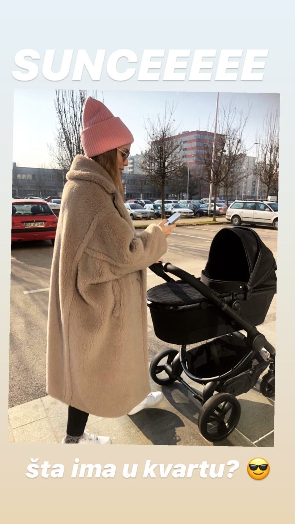 Franka Batelić u prvoj šetnji s malenim Viktorom