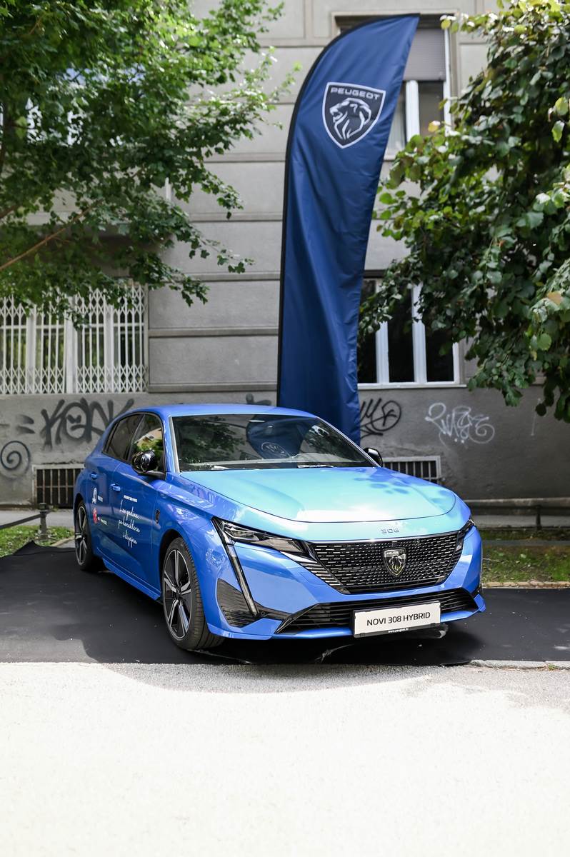 Novi Peugeot 308 hybrid.jpg