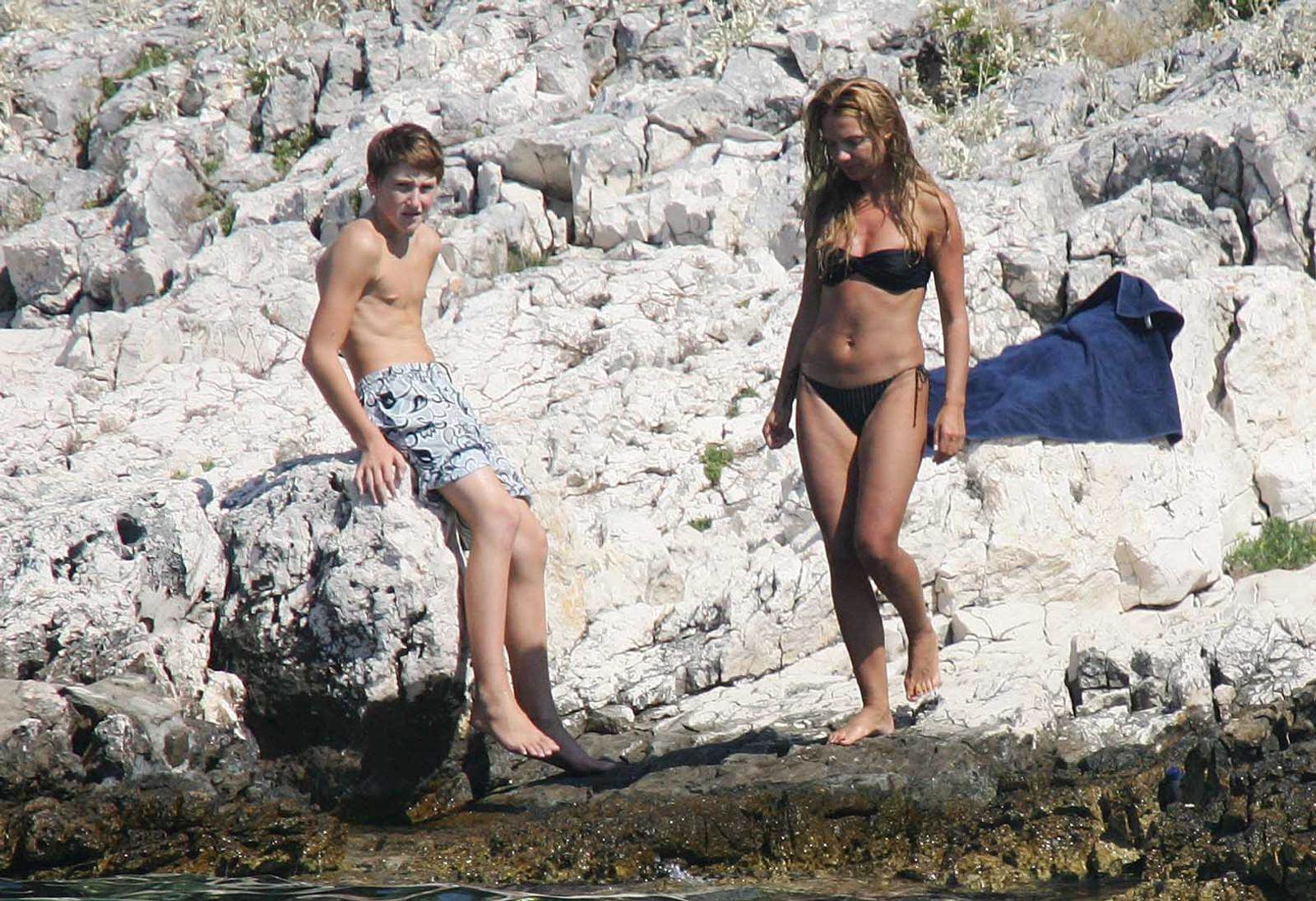 Vlatka Pokos i sin Snježane Mehun na kupanju na otoku Jerolim 2007. godine