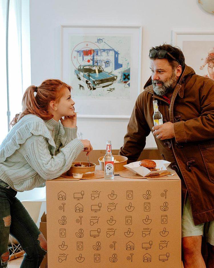 Ella Dvornik i Charles Pearce upoznali su se 2014. godine, a imaju dvije kćeri