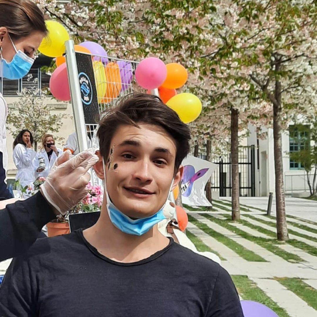 Tko je sin Carle Bruni