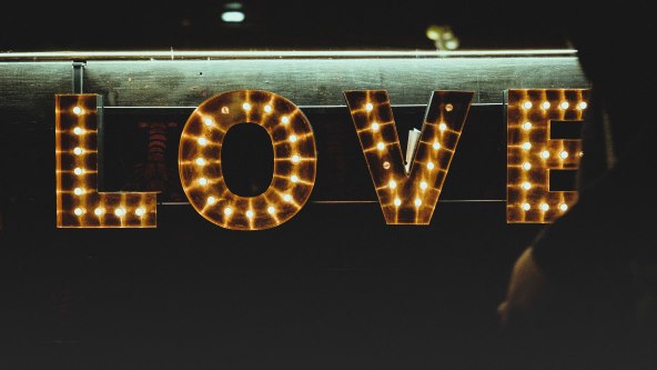 Što misli kada kaže: „Ne moraš mi kupiti poklon za Valentinovo“