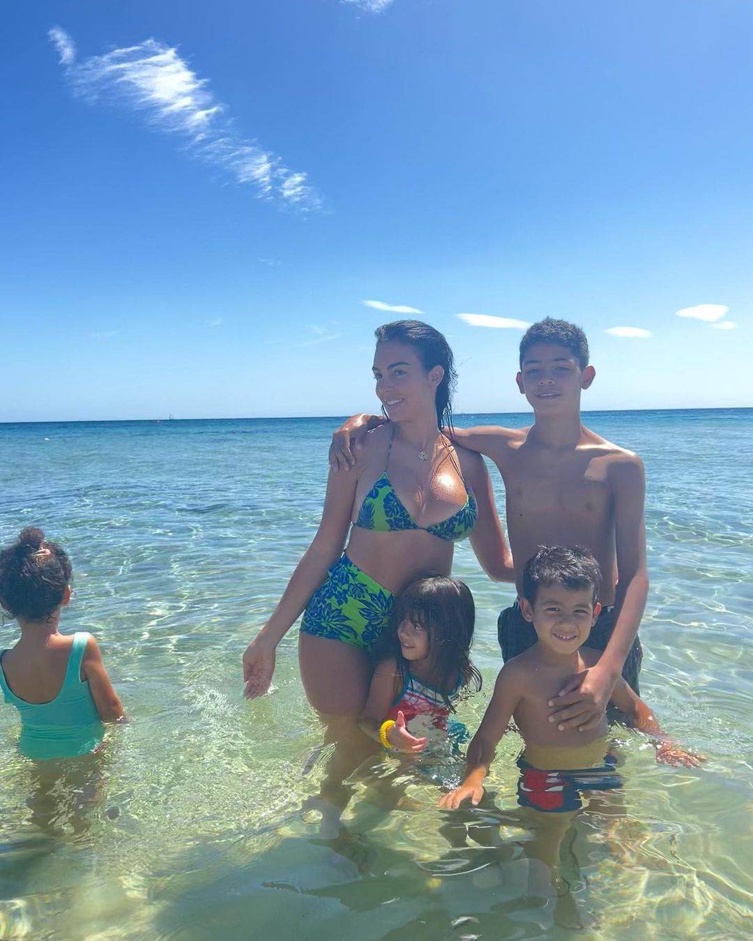 Georgina Rodriguez s djecom na Sardiniji