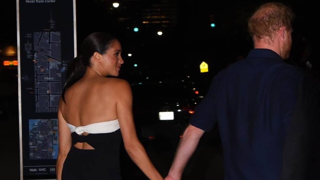 Meghan Markle u crno-bijeloj kombinaciji.jpg