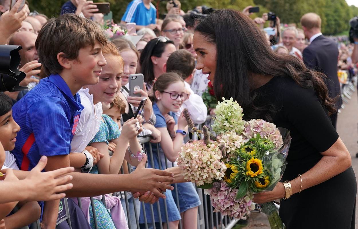 Meghan Markle pozdravljala je okupljene u Windsoru