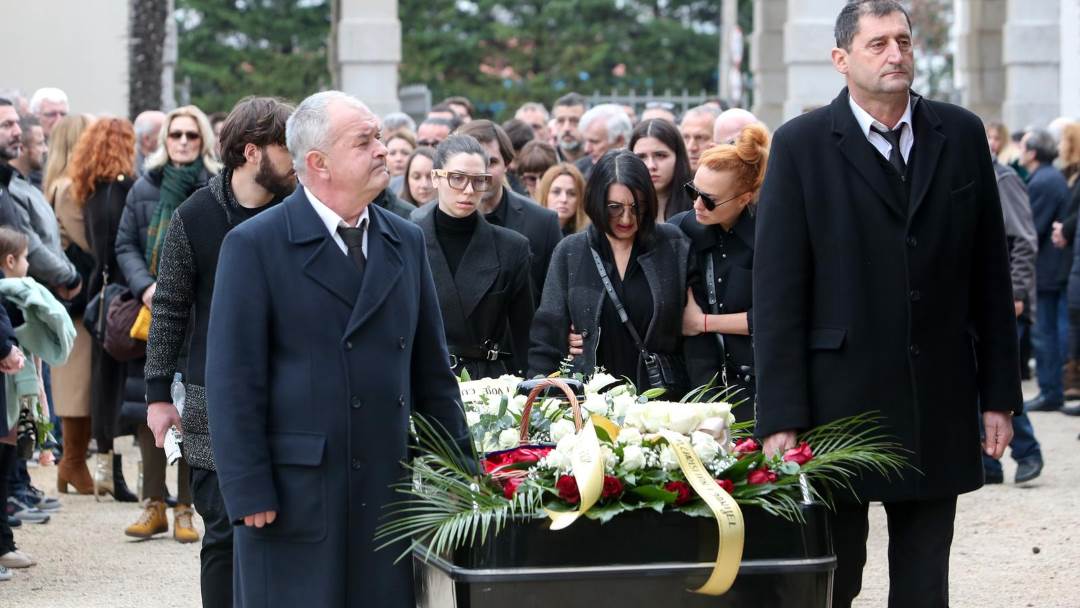Eni Savić i Mirna Savić na Massimovom pogrebu
