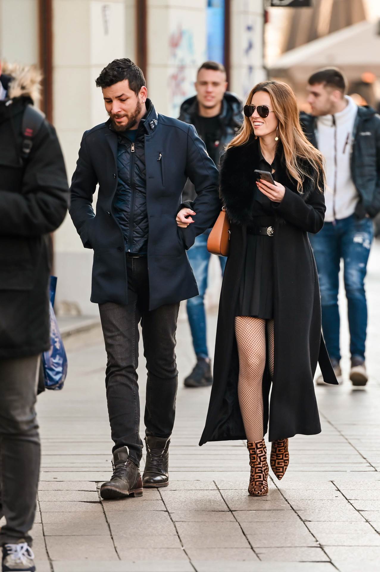 Dama na špici u crnim gležnjačama koje izlaze iz mode