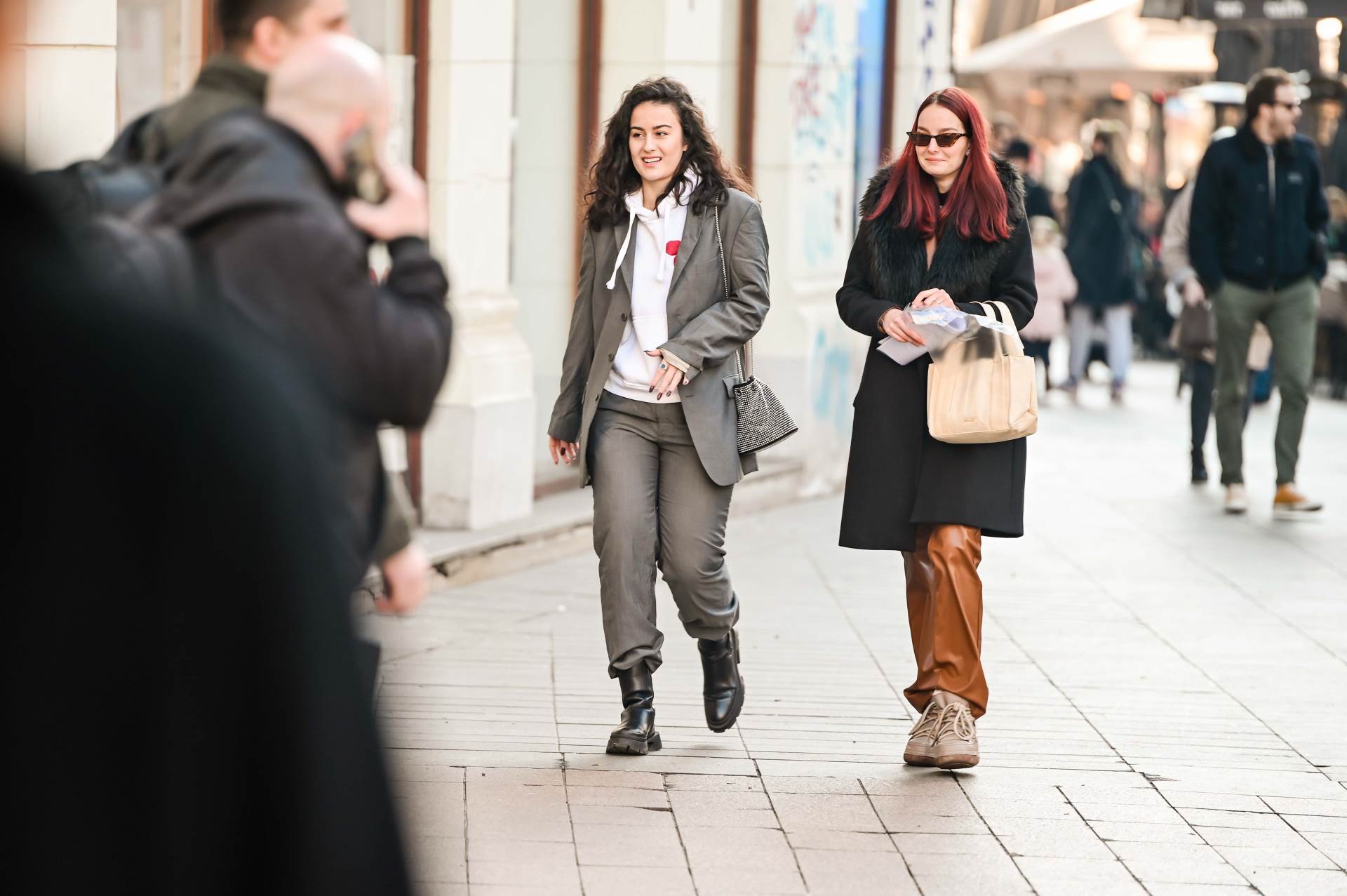 Dama na špici u crnim gležnjačama koje izlaze iz mode