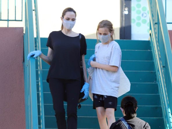 ZAR TI TREBA? Angelina ide na plastične operacije da bi se osvetila Bradu