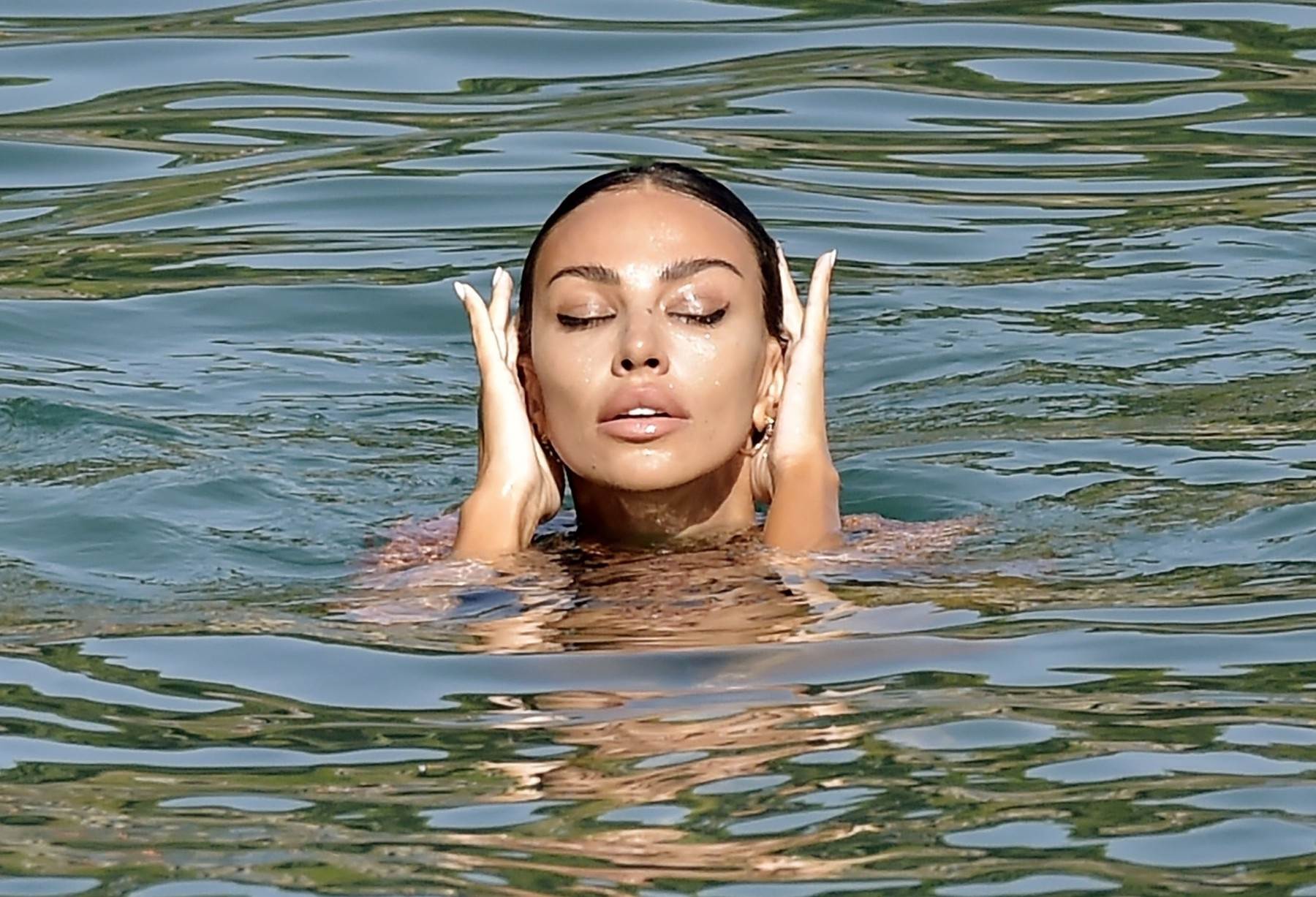 Madalina Genea na plaži