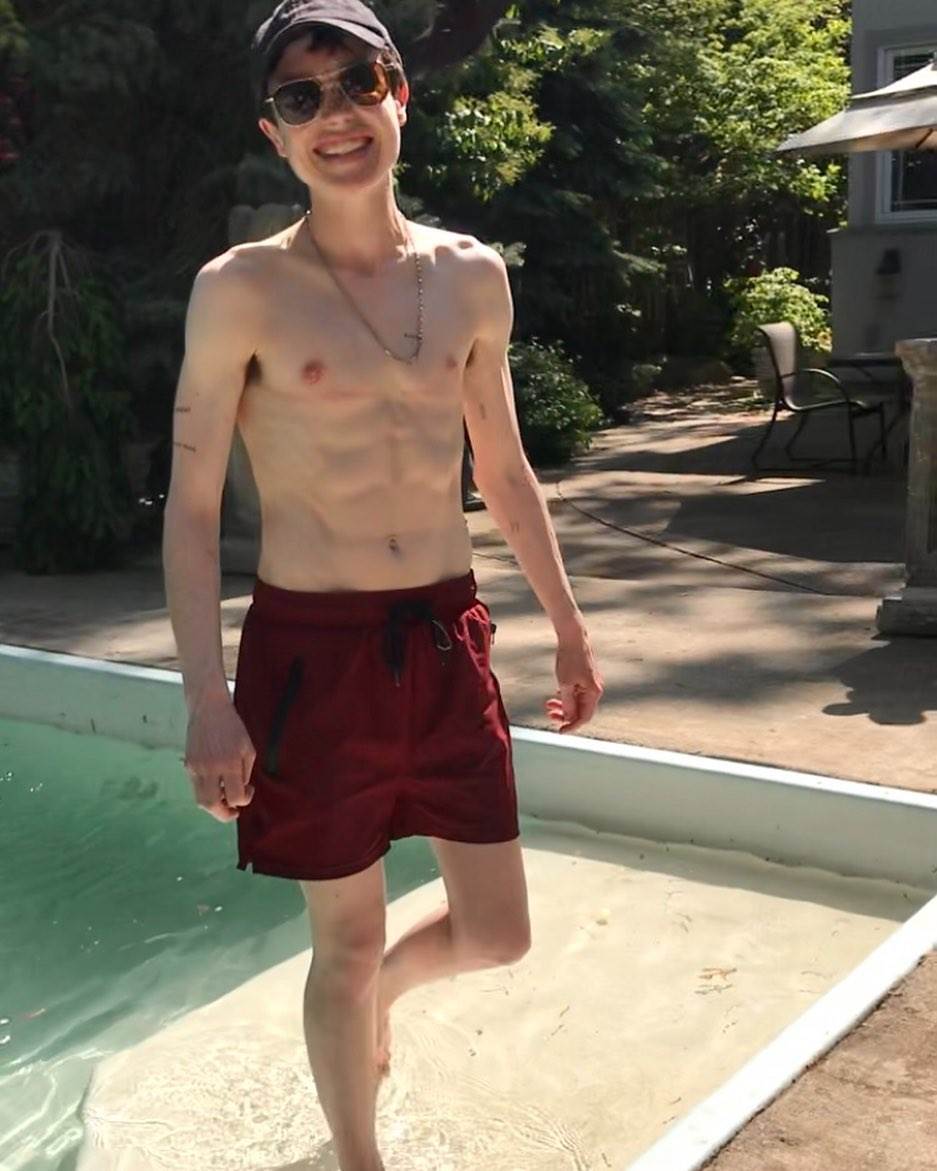 Elliot Page kao muškarac na crvenom tepihu Met Gale