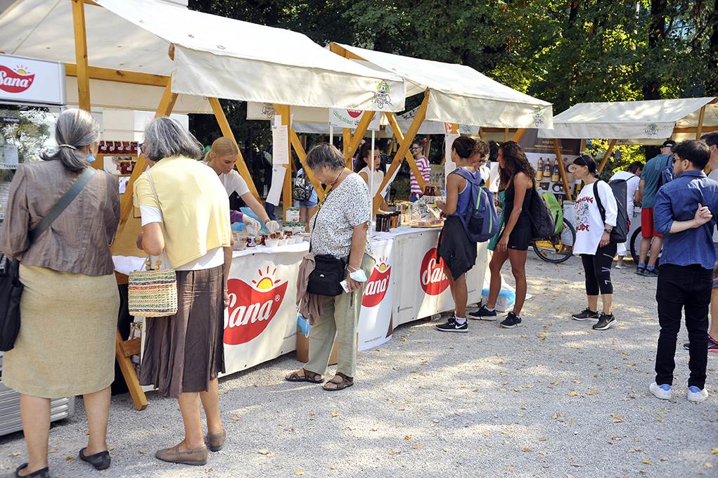 Na korneru Sana delikates vladala je velika gužva tijekom cijelog dana