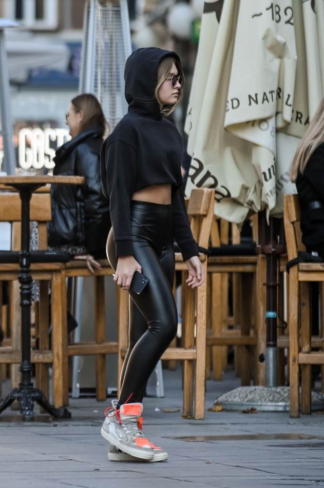 Goli trbuh i noge na špici