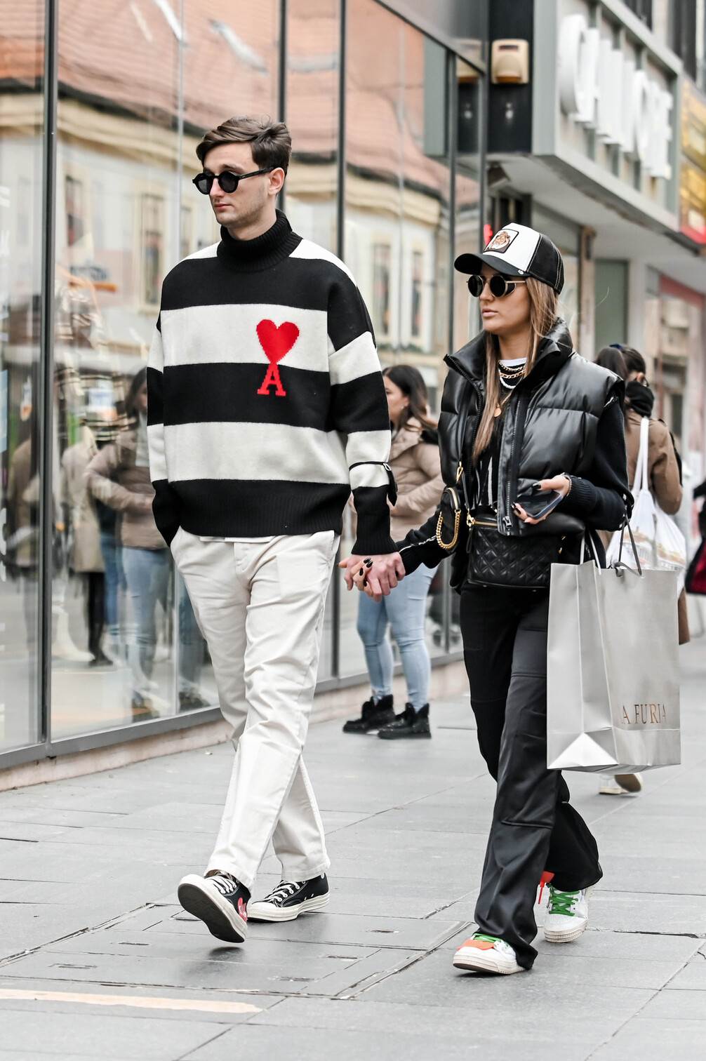 Dama u dizajnerskim krpicama sa špice