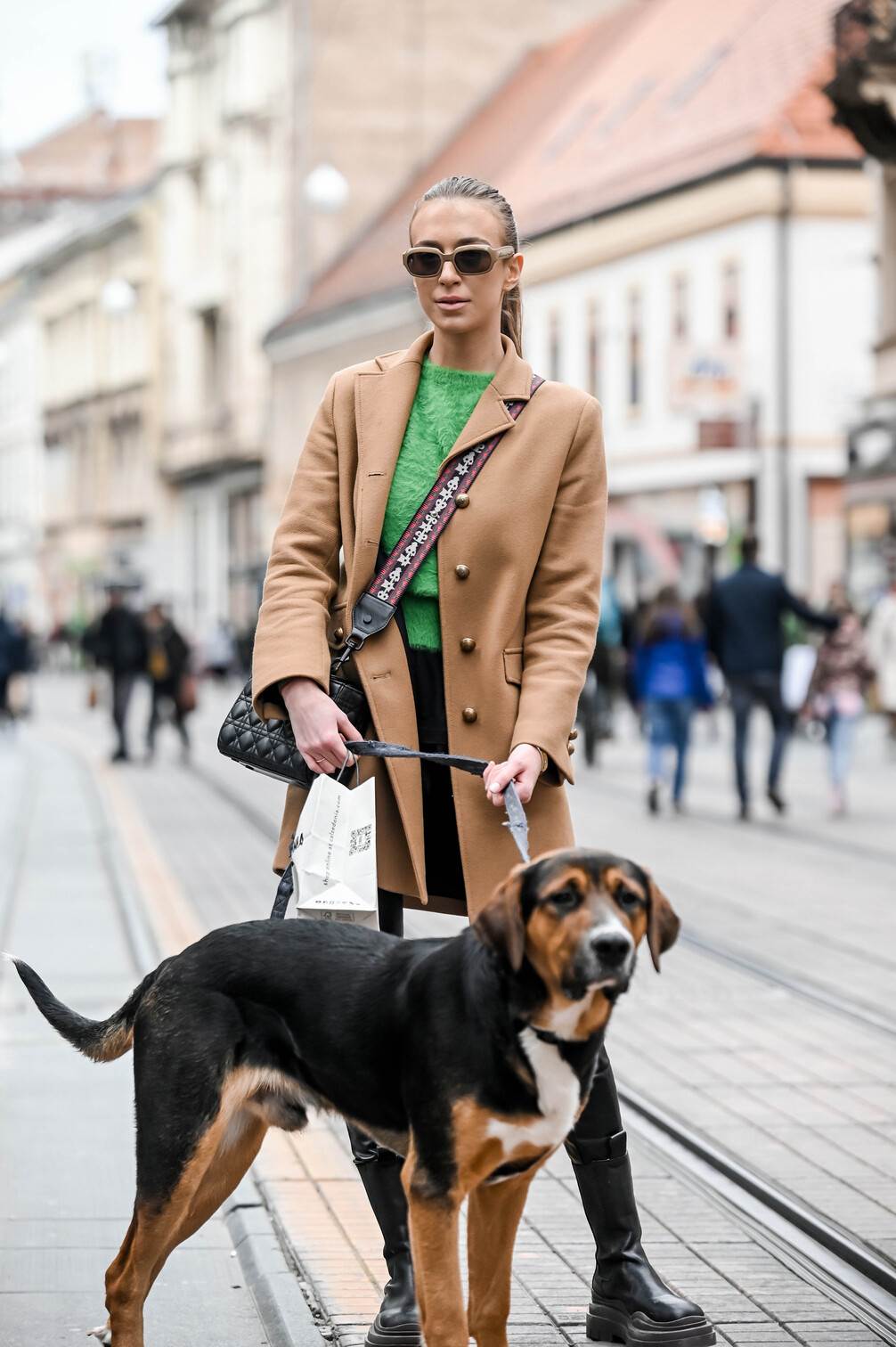 Dama u dizajnerskim krpicama sa špice