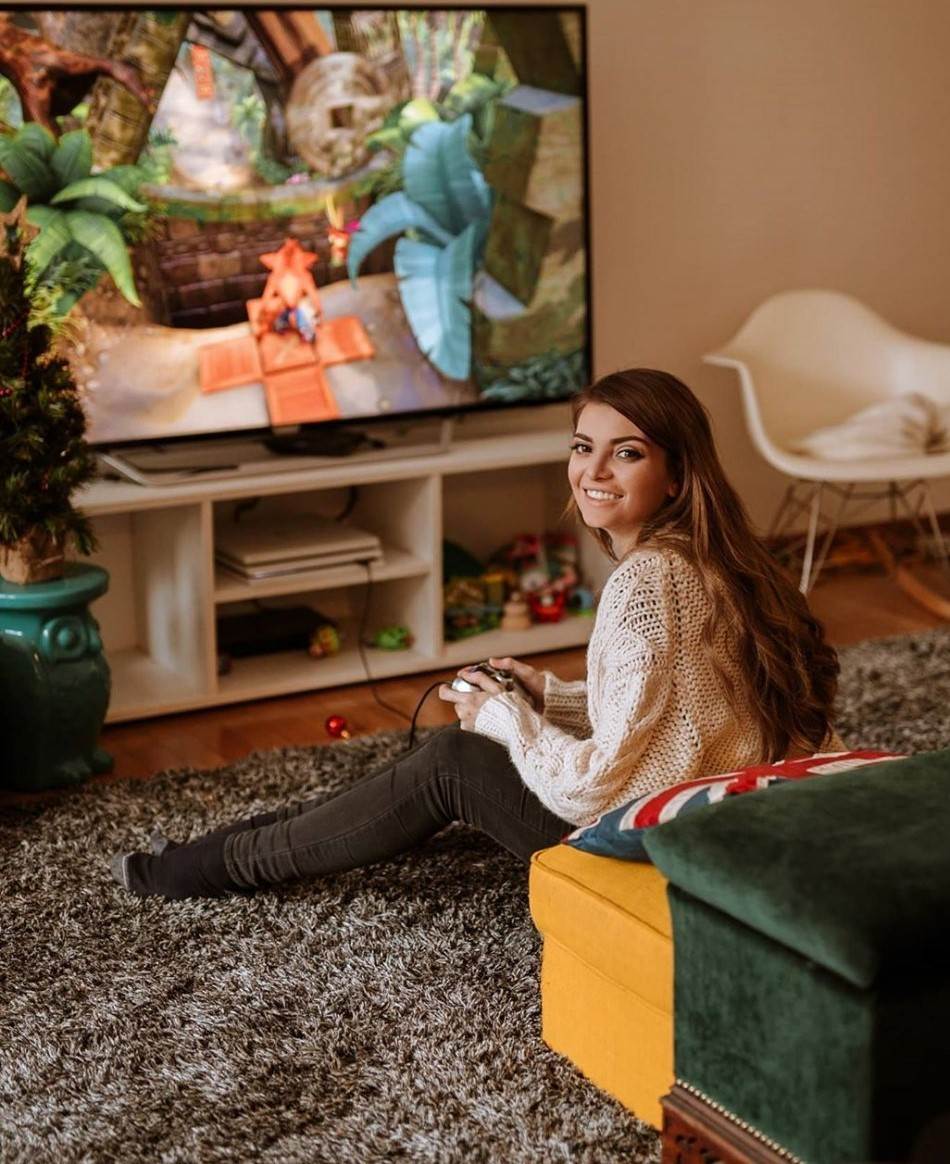 Ella Dvornik sjedi ispred televizora