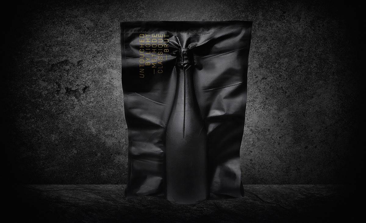 02_Untouched-by-light-packaging-render