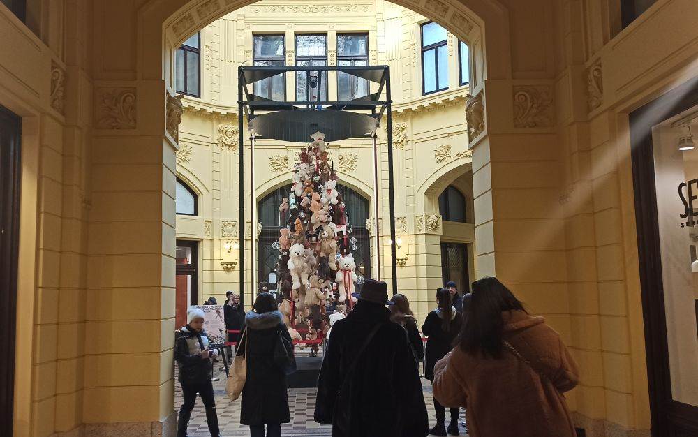 Božićno drvce okićeno plišanim medvjedićima u zagrebačkom Oktogonu.