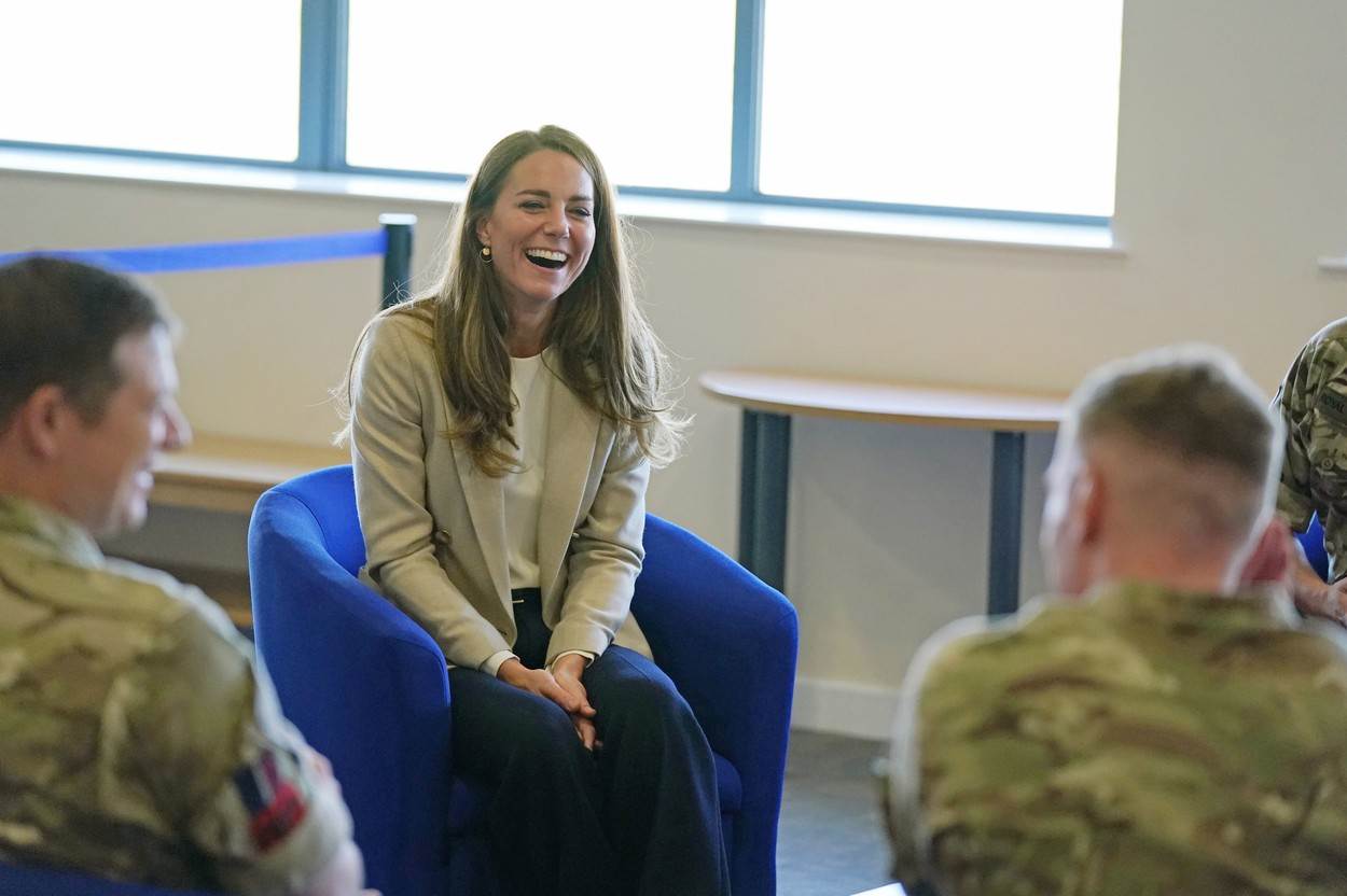 Kate Middleton u blejzeru brenda Reiss.