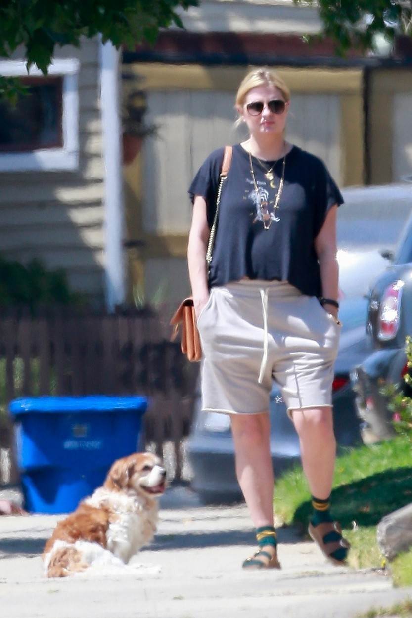 Mischa Barton u šetnji sa psom