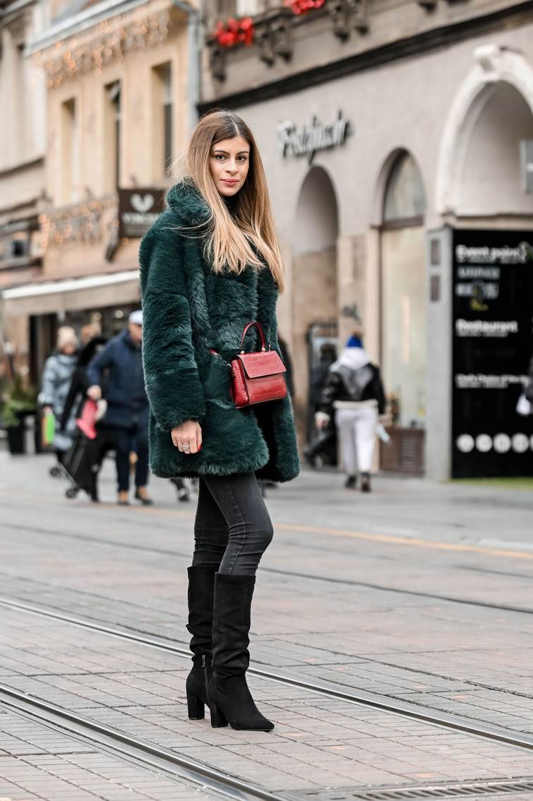Muškarac u kožnom kaputu na špici