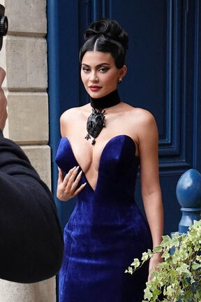 Kylie Jenner postarala se operacijama i šminkom