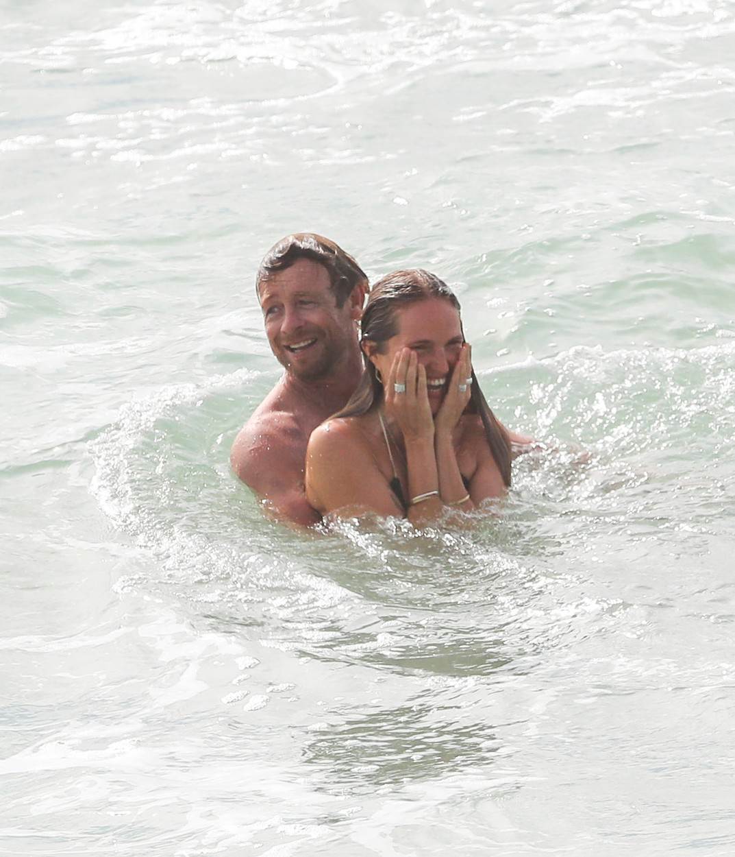 Simon Baker i Laura May Gibbs
