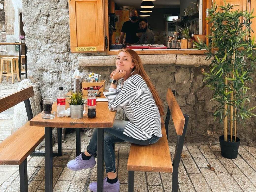 Ella Dvornik u zavodljivoj pozi