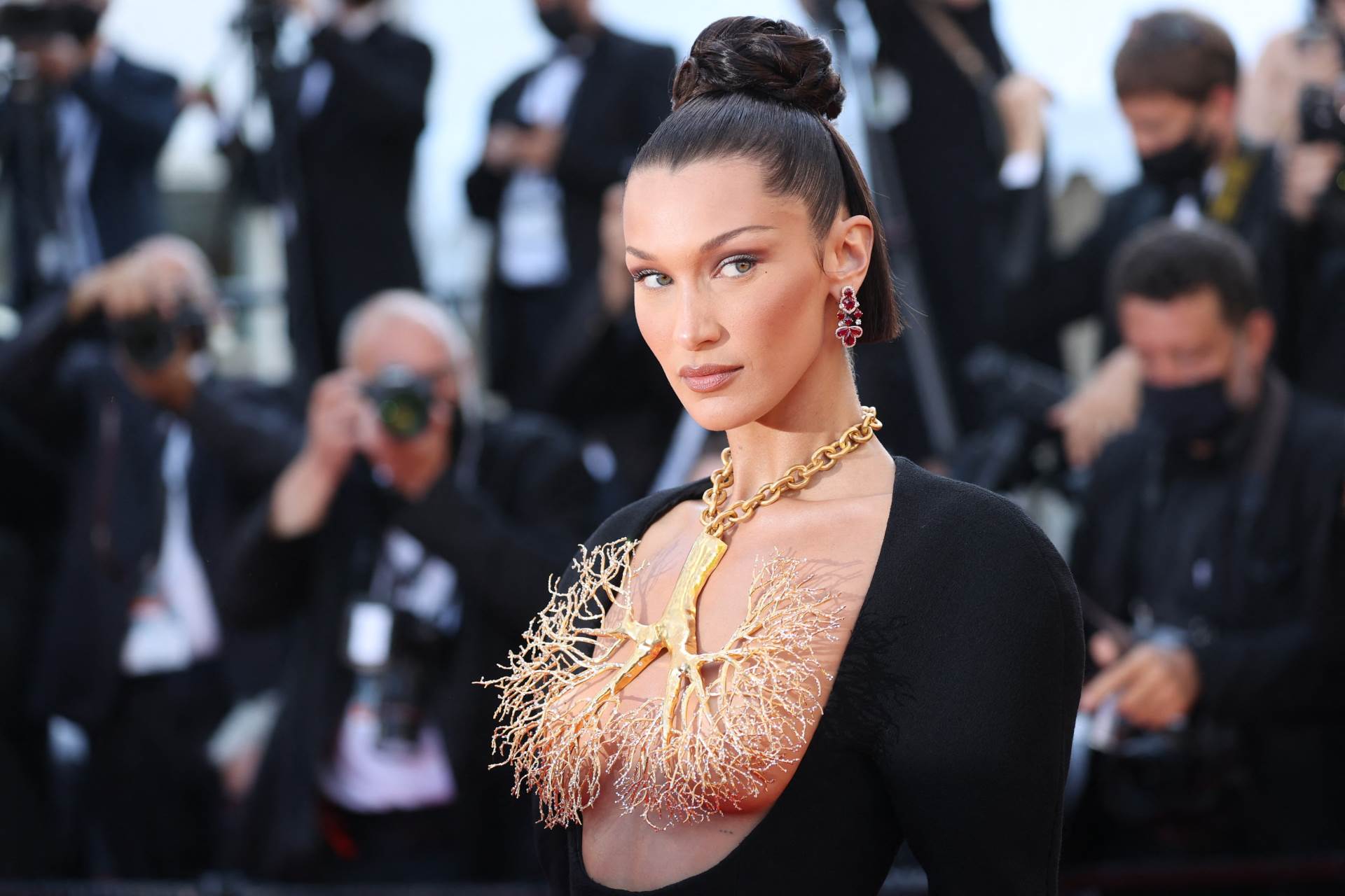 Bella Hadid u bluzi bez grudnjaka